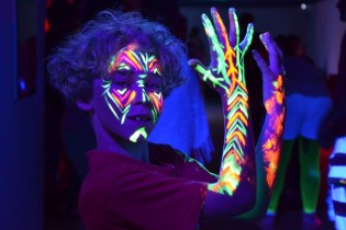 Comment sublimer sa tenue de soirée avec du maquillage fluo ?
